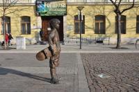 Elfogták a gördeszkás fiú szobrát megrongáló férfiakat Szolnokon